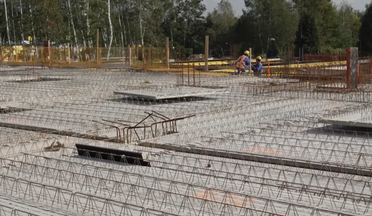Układanie prefabrykowanych płyt stropowych filigran na konstrukcji budynku