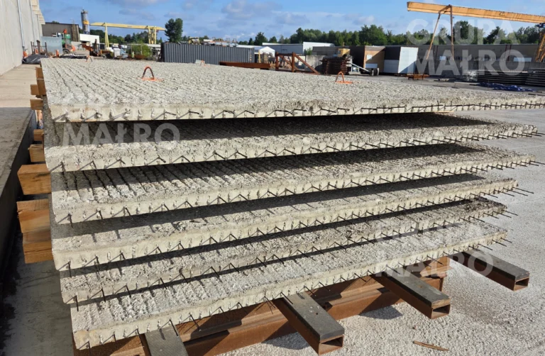 Prefabrykowane stropy sprężone typu Filigran na placu produkcyjnym Stropy Małro